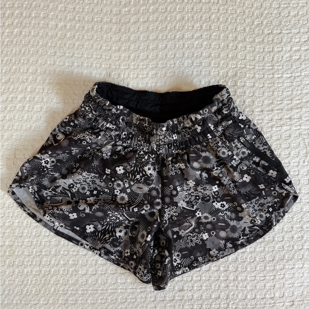 Lululemon tracker short seawheeze 2017 size 6 counter culture white/black